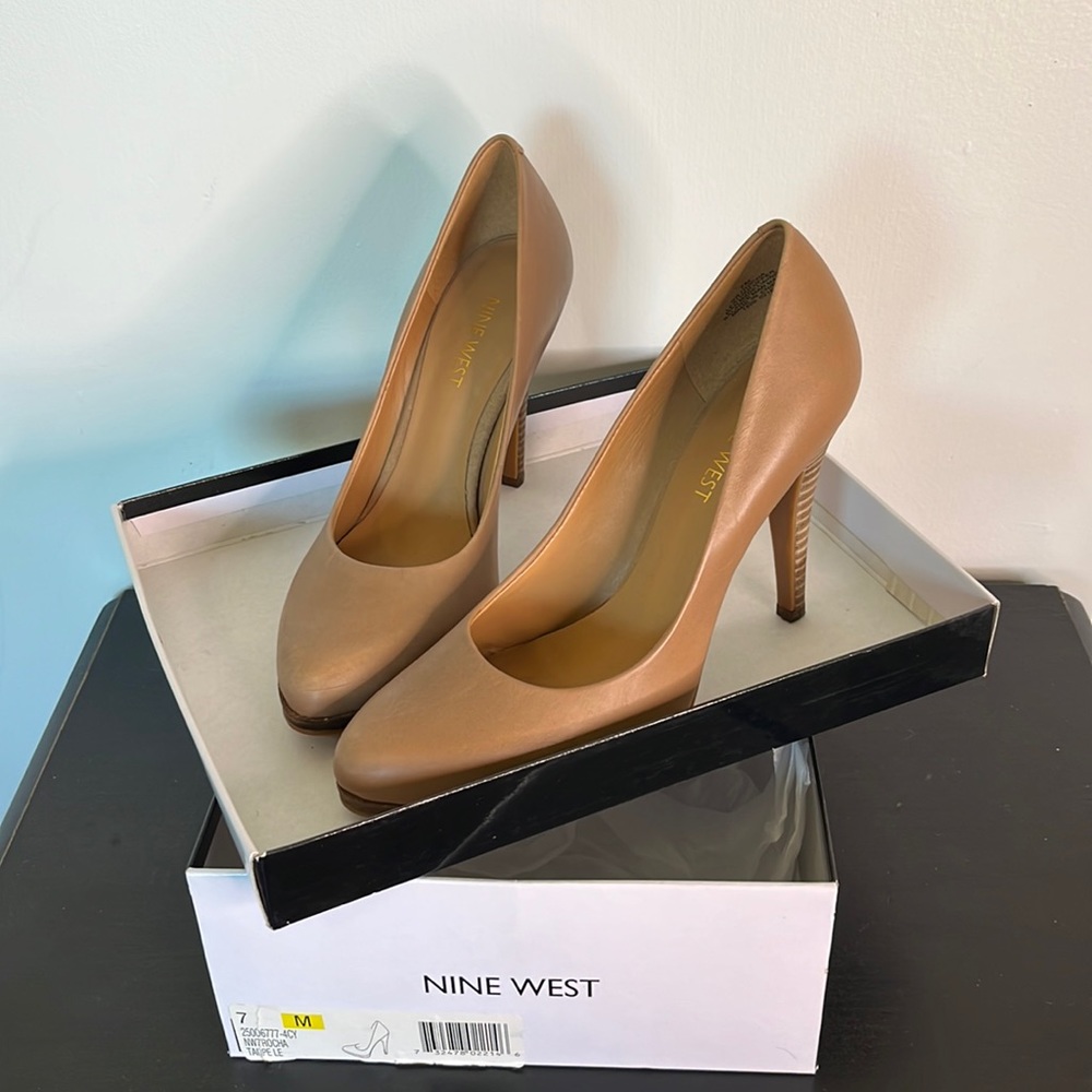 Nine West Like New In Box ROCHA Taupe Tan Leather Pump Heels 4” Women Size 7